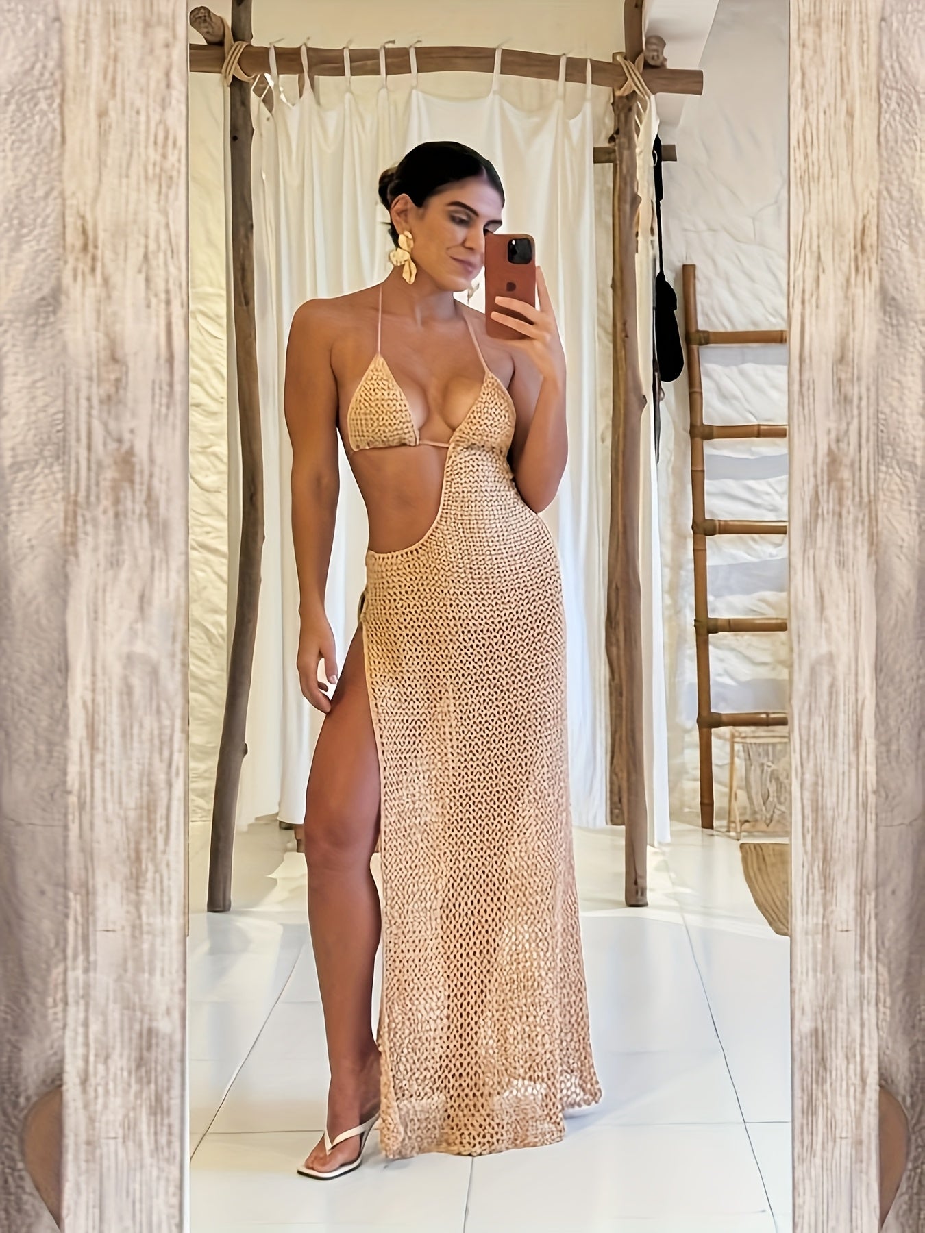 Detalhe do vestido praia vazado com argolas laterais e acabamento tricotado em conjunto biquíni feminino