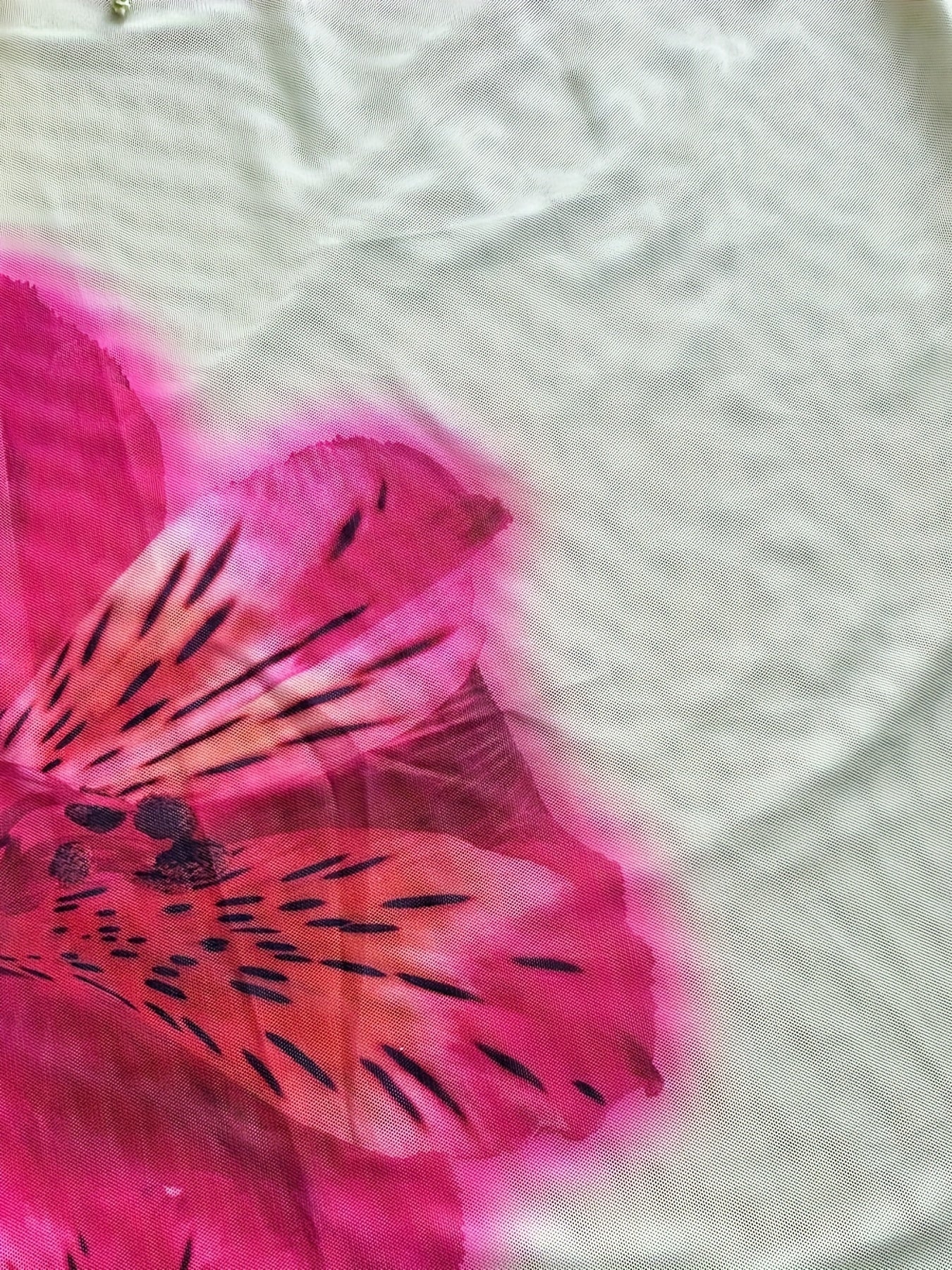 Close na estampa floral localizada da saia longa de praia feminina Bronzi