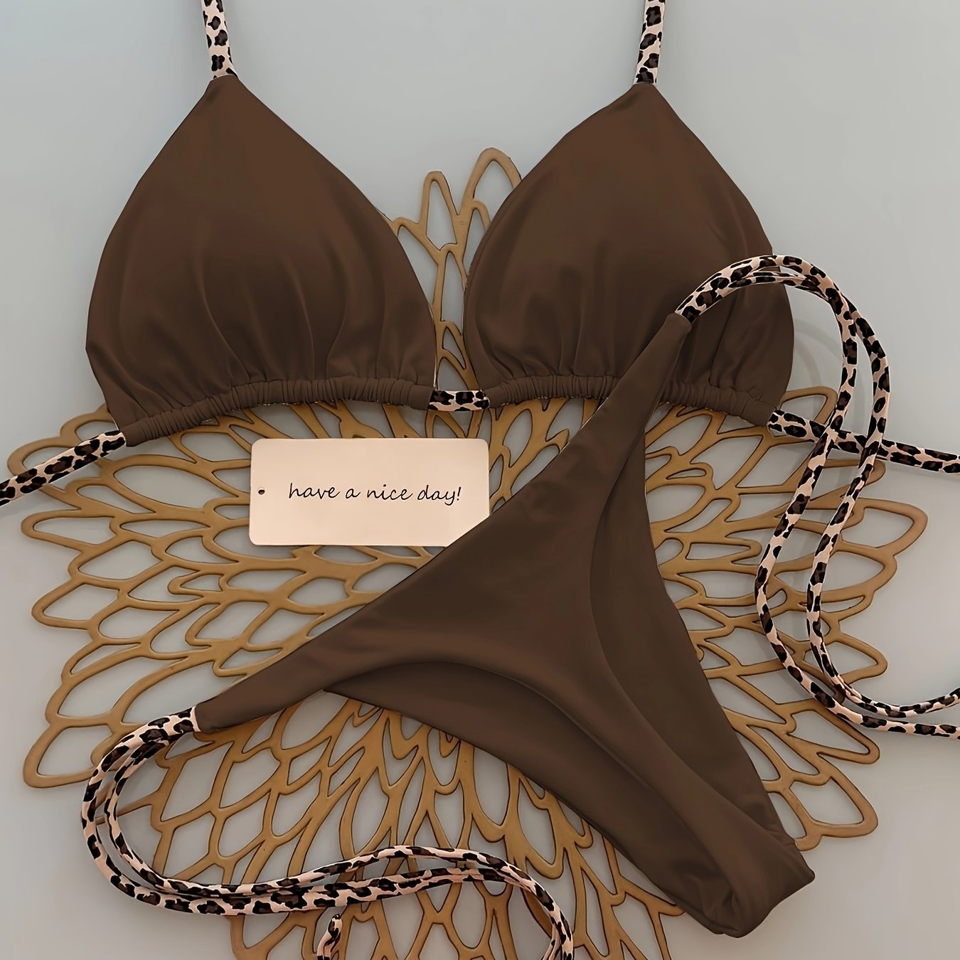 Biquíni feminino amarelo neon cortininha com alças animal print, visual vibrante para dias de sol