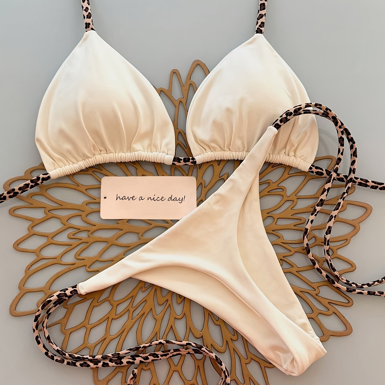 Biquíni feminino creme modelo cortininha com alças animal print e calcinha fio dental