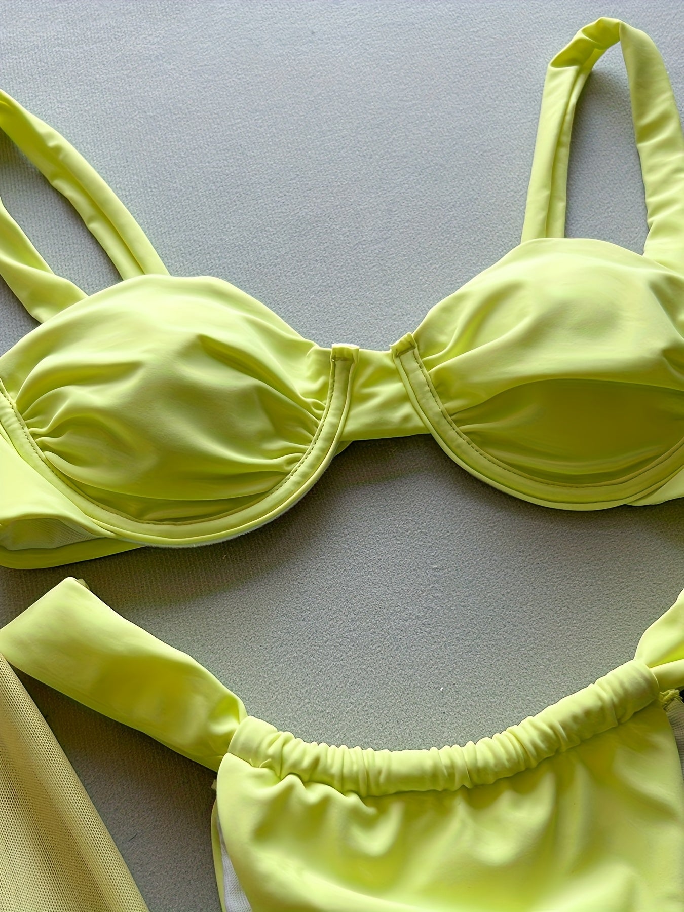 Biquíni feminino liso com top e calcinha, conjunto moda praia Bronzi em fundo neutro