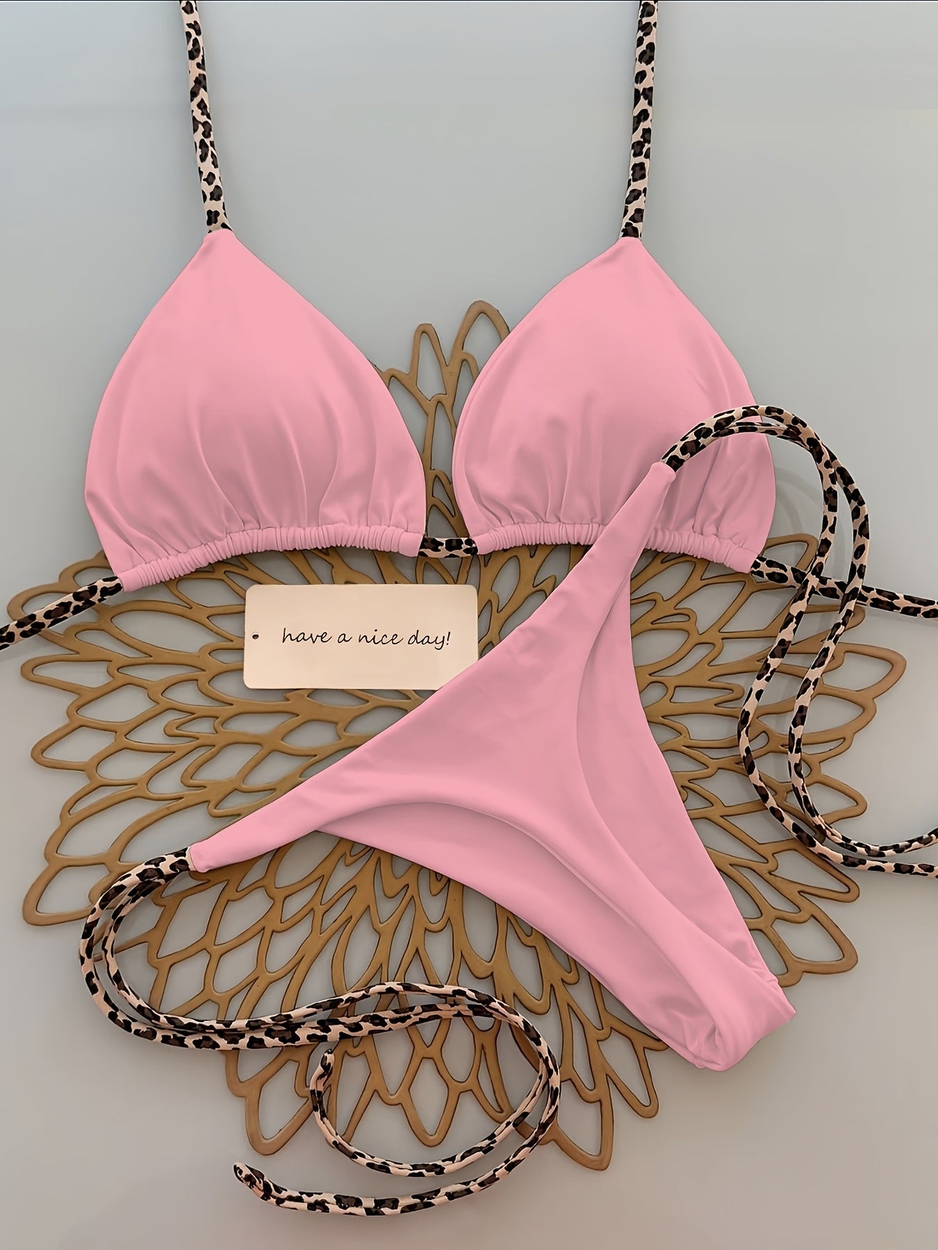 Biquíni feminino rosa claro cortininha com alças animal print, visual delicado para verão