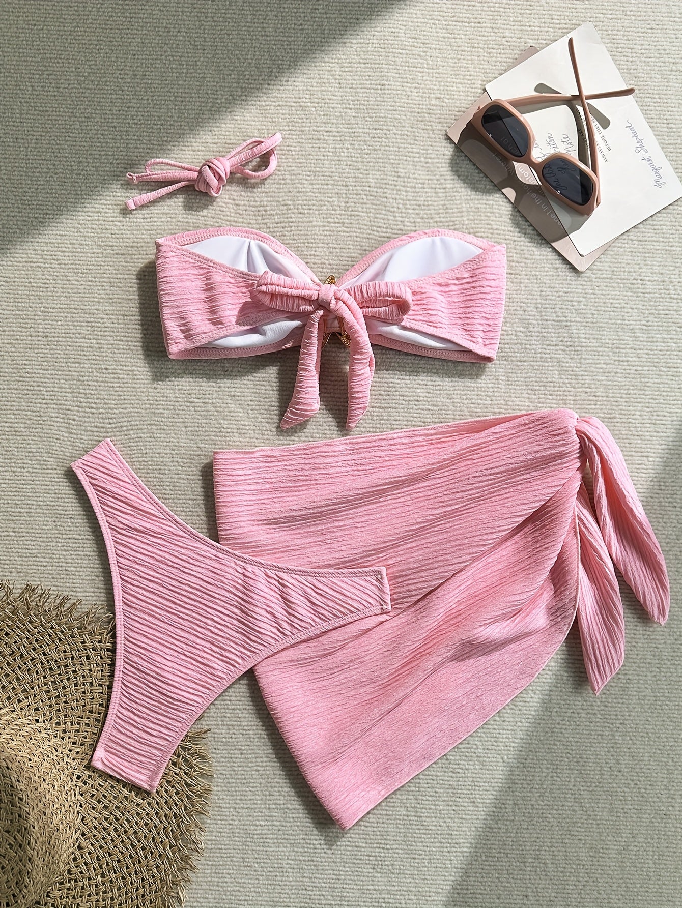 Conjunto biquíni rosa feminino com top tomara que caia e saia pareô vista superior
