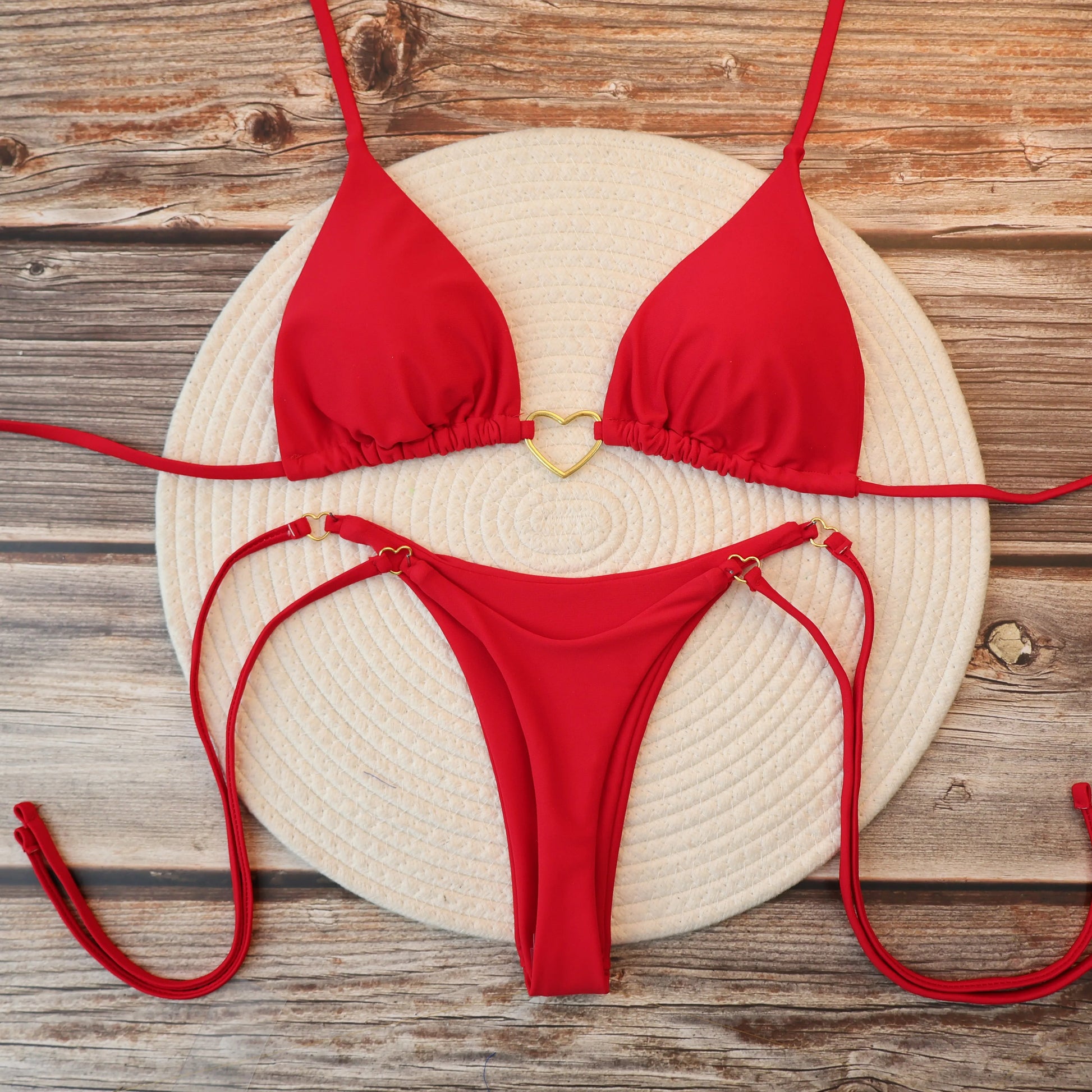 Biquíni vermelho fio dental com coração dourado, conjunto feminino sensual moda praia
