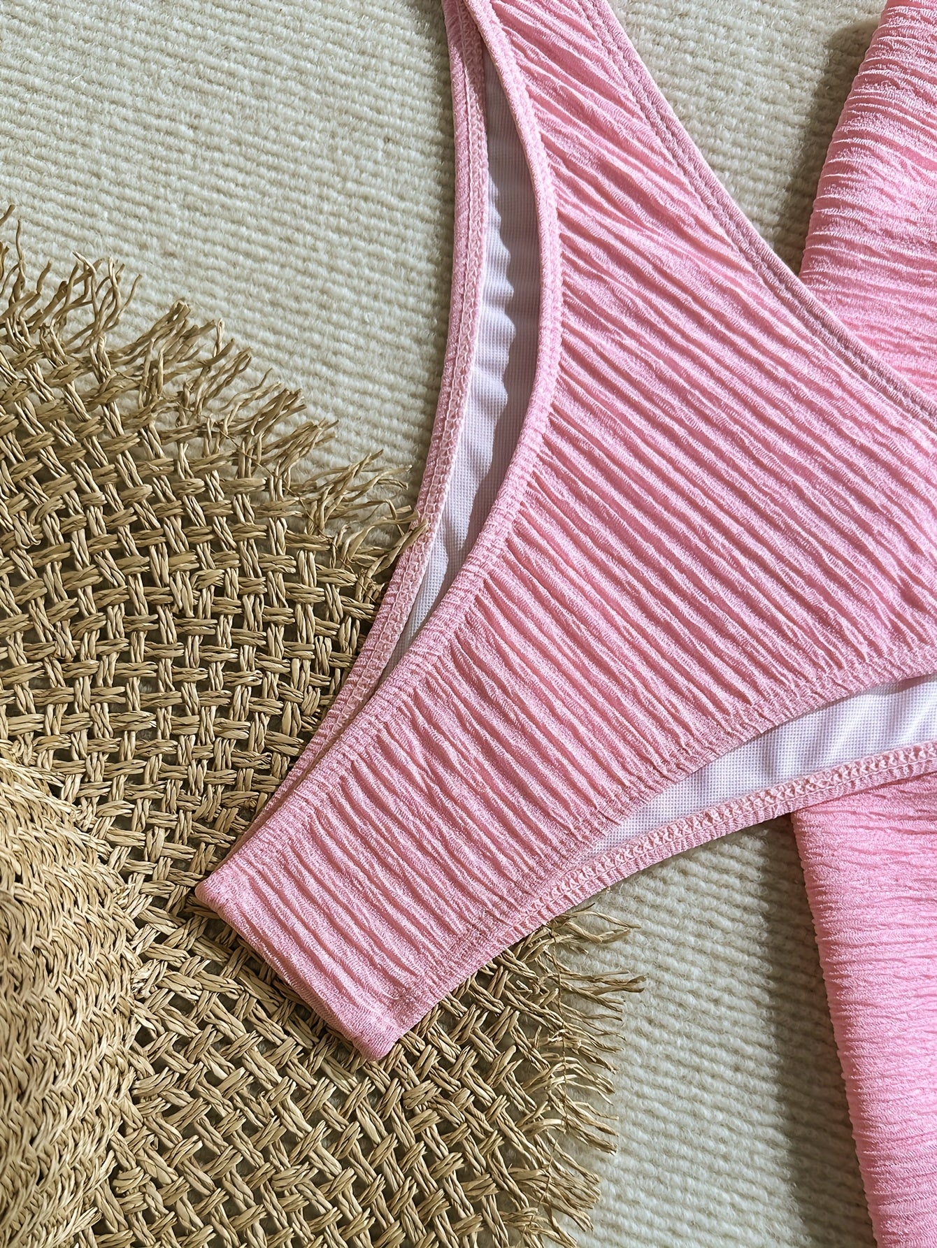 Detalhe da calcinha biquíni rosa texturizada conjunto moda praia feminino