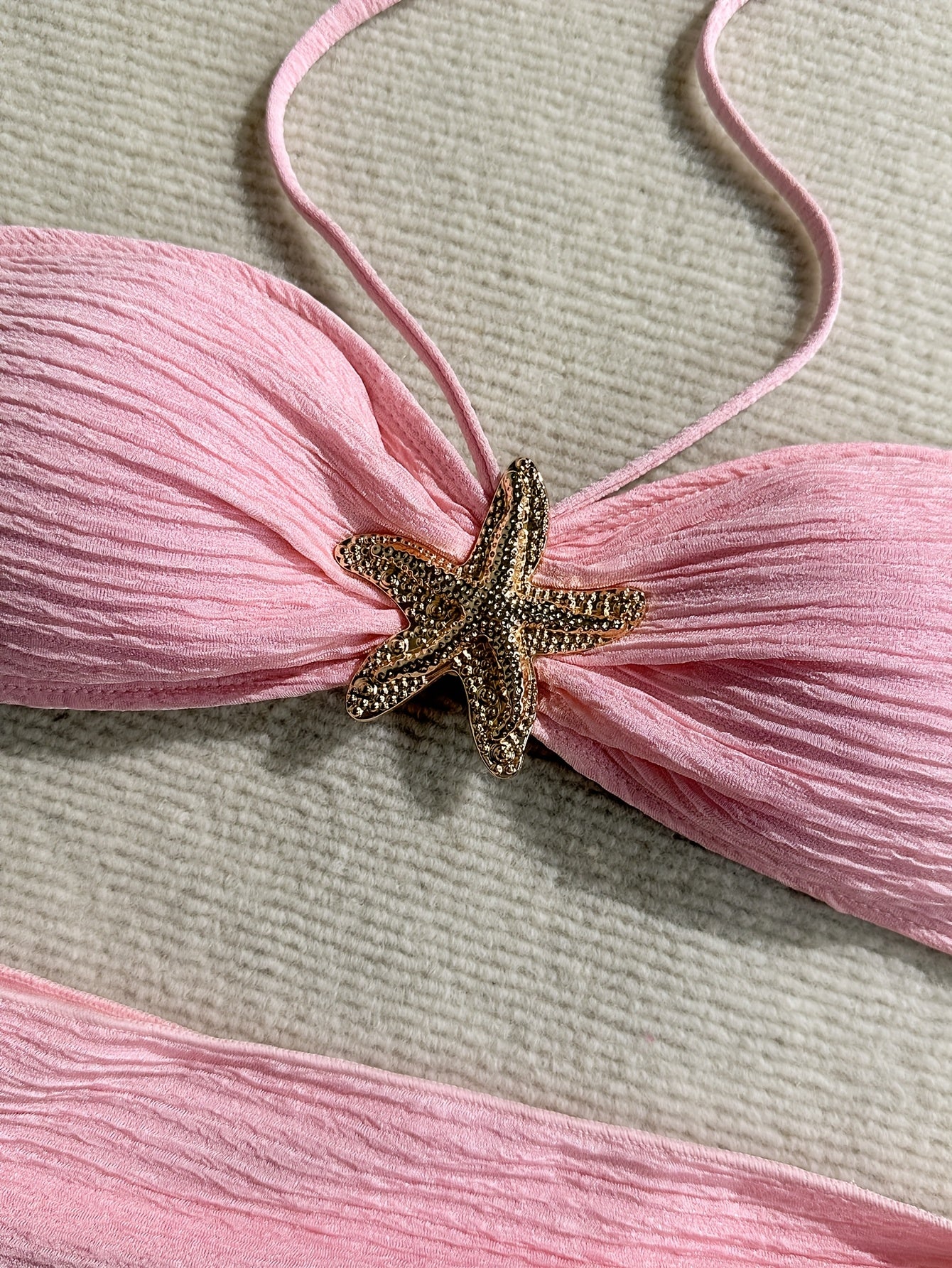 Detalhe do top tomara que caia rosa com pingente estrela do mar biquíni feminino