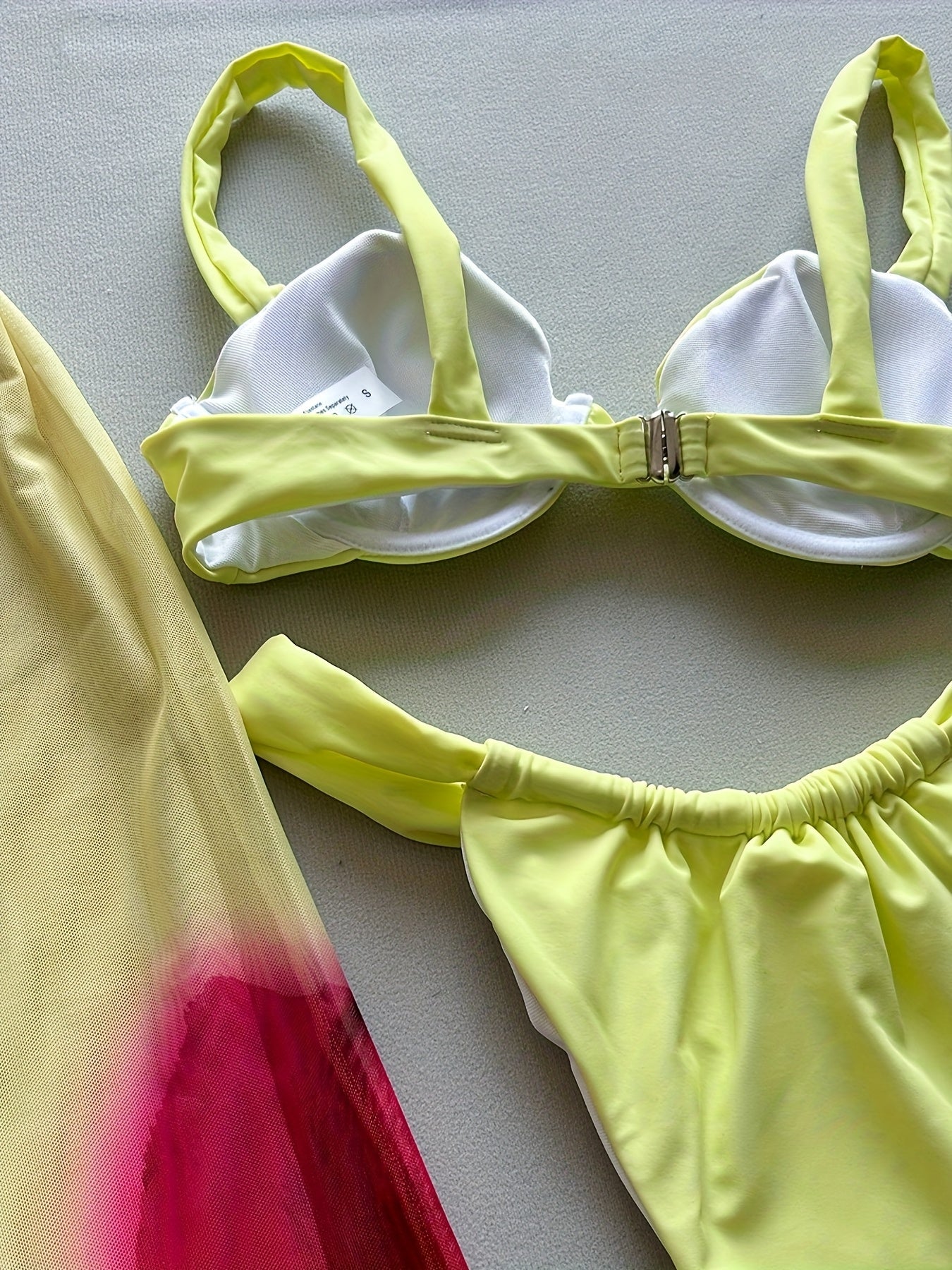 Close na estampa floral localizada da saia longa de praia feminina Bronzi