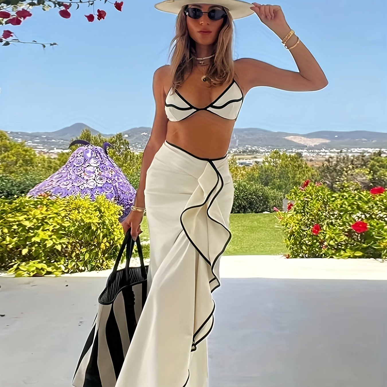 Look praia feminino com saída de praia bege em estilo verão elegante