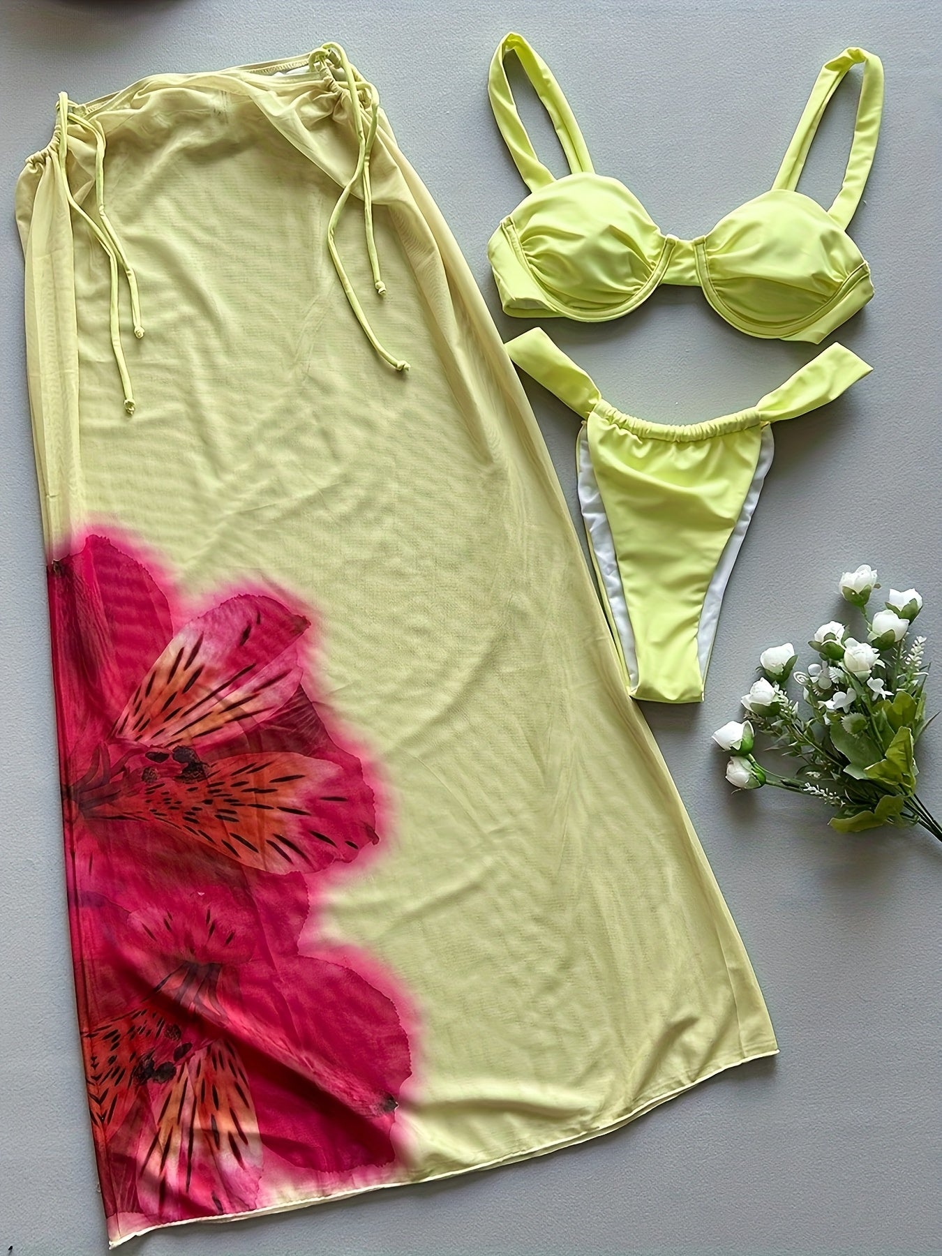 Saia longa floral de praia com estampa localizada, detalhe do tecido leve e fluido Bronzi