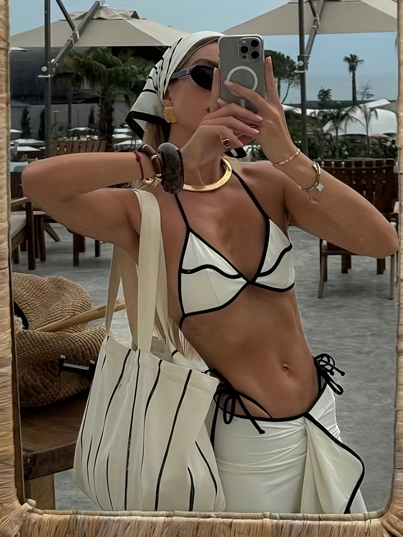 Mulher usando saída de praia bege com detalhe lateral e amarração elegante