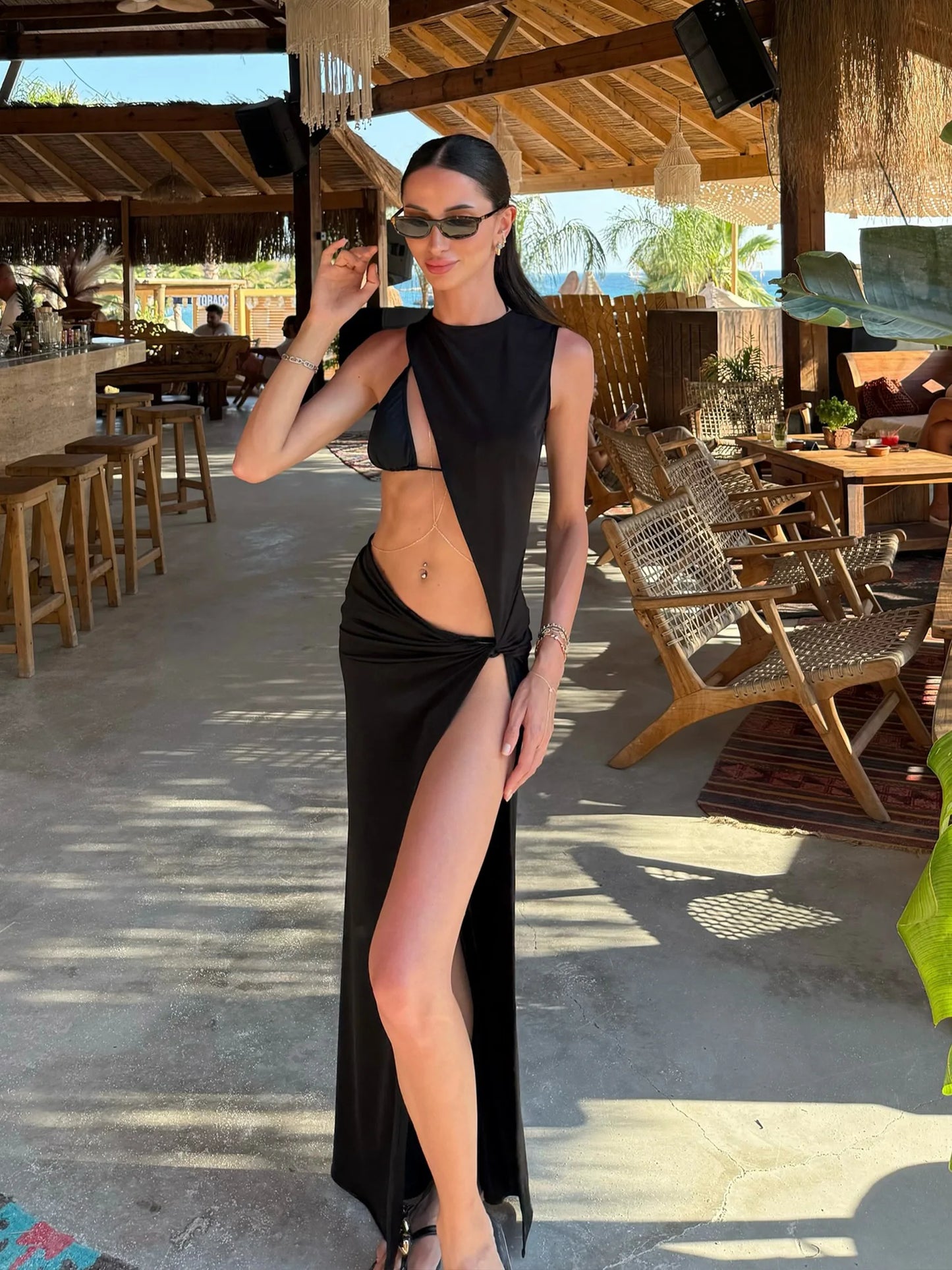Saída de praia longa com fenda usada em resort, look sofisticado para combinar com biquíni