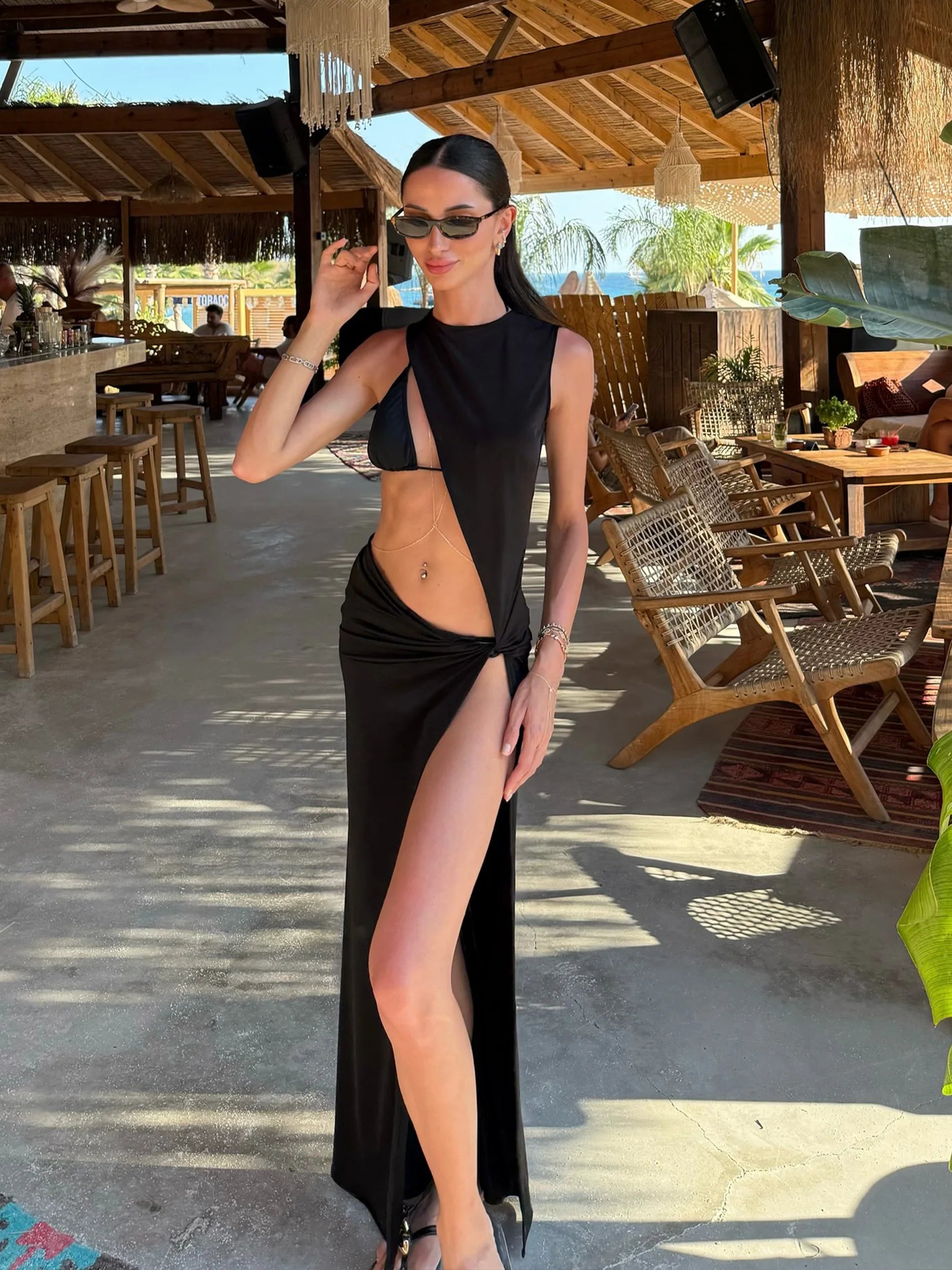Saída de praia longa com fenda usada em resort, look sofisticado para combinar com biquíni