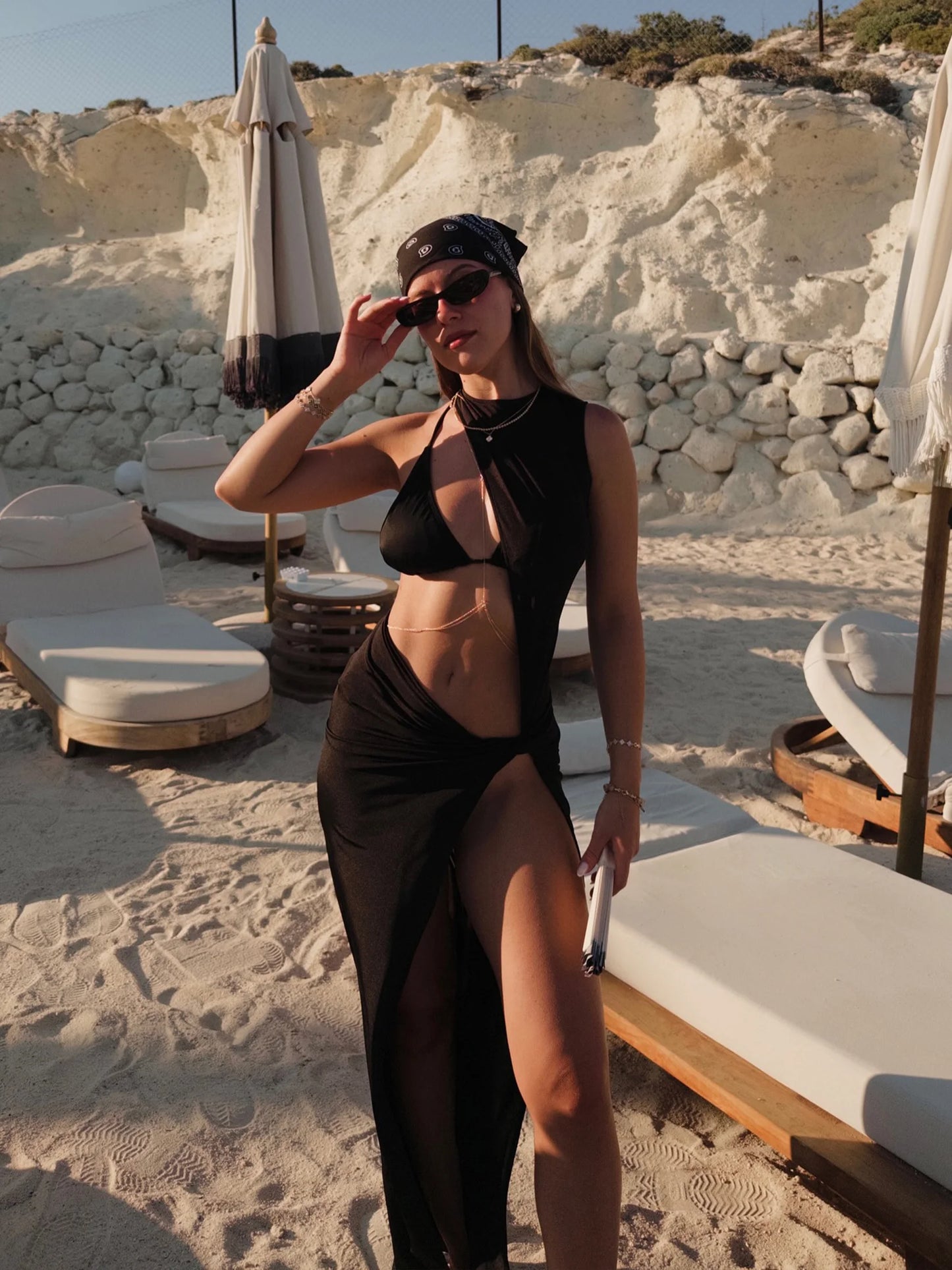 Saída de praia preta longa com fenda, look feminino elegante para praia e resort, ideal para usar sobre biquíni no verão