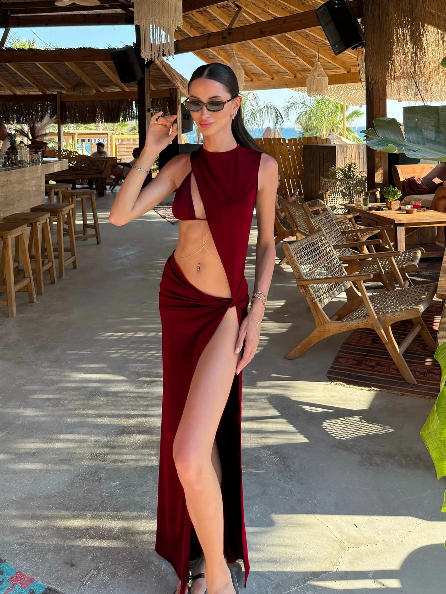 Saída de praia vermelha longa com fenda, look ousado e elegante para praia, piscina e viagem