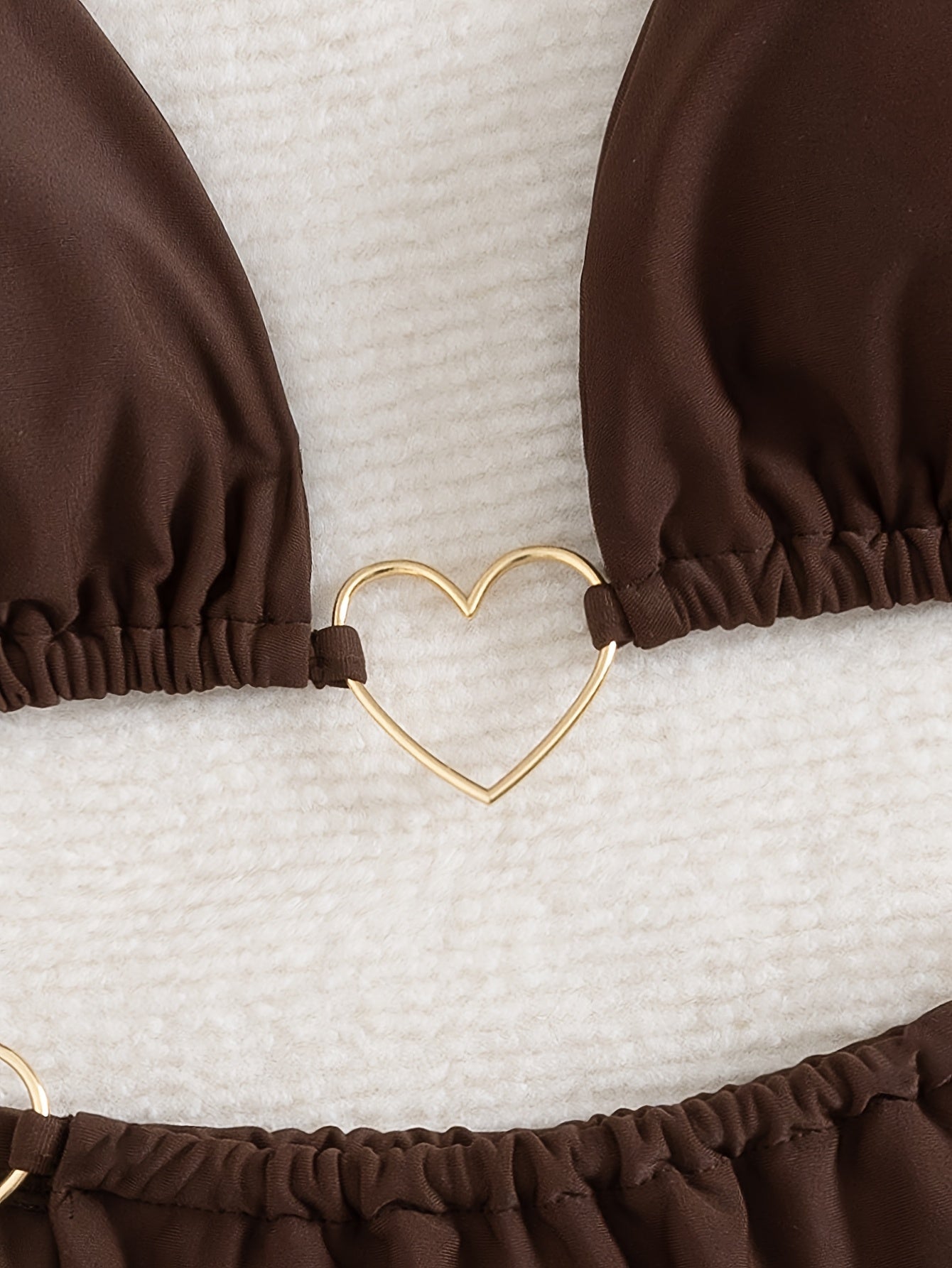 Top de biquíni feminino marrom com detalhe em coração metálico central